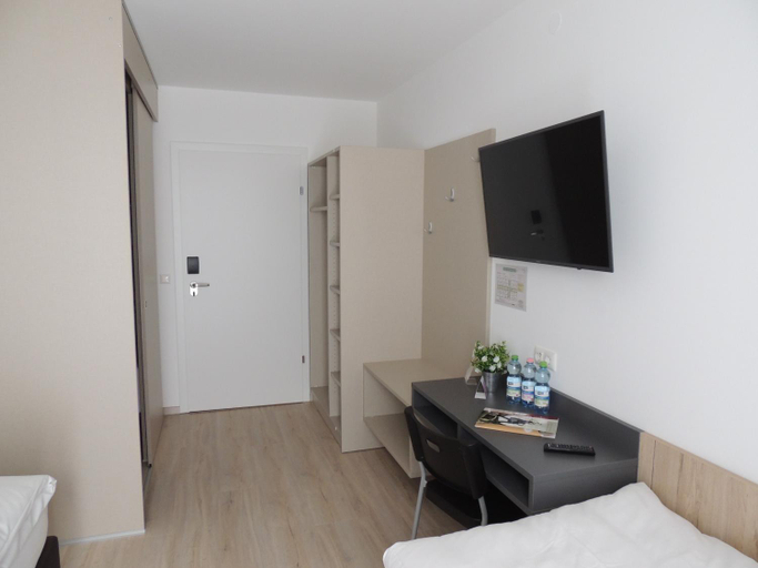 Others 4, AVIA Motel Bisamberg, Korneuburg