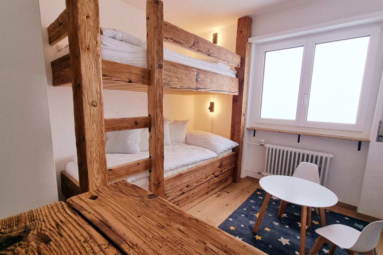 Bedroom 4, Hollandia, Raron
