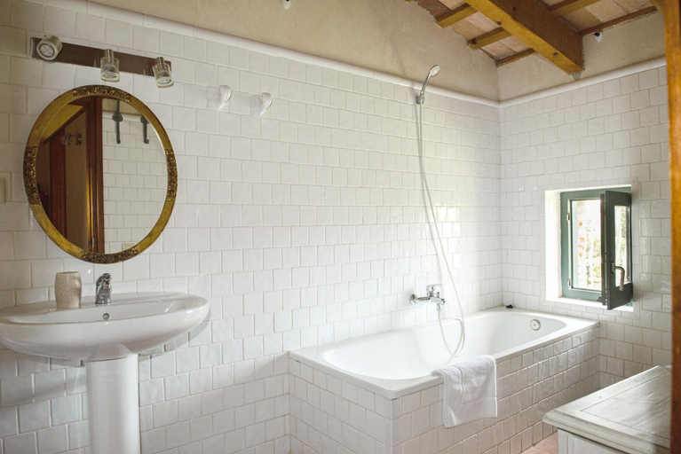 Bathroom 2, Can Margarit, Girona