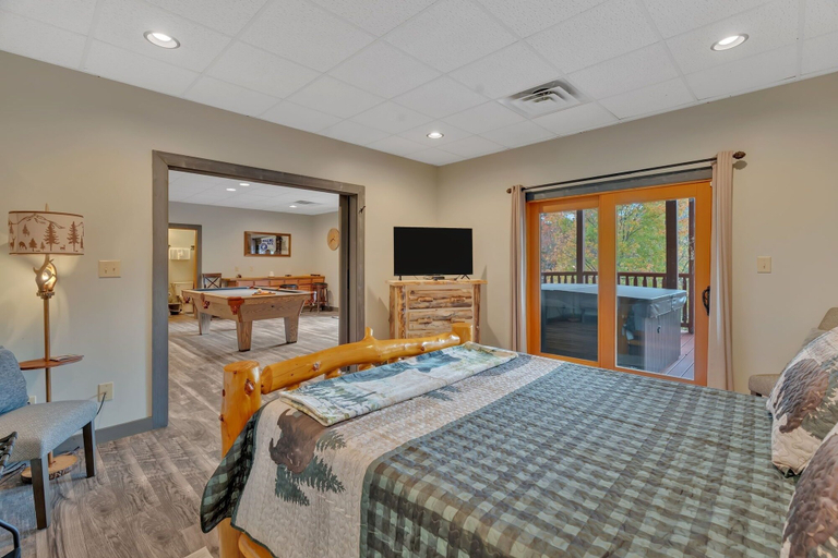 Bedroom 2, Walden's Ridge Cabin 4 Bedroom Cabin, Sevier