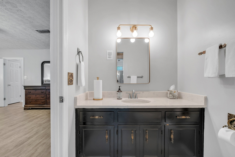 Bathroom 4, Hudson Manor 4 Bedroom Home by RedAwning, Leon