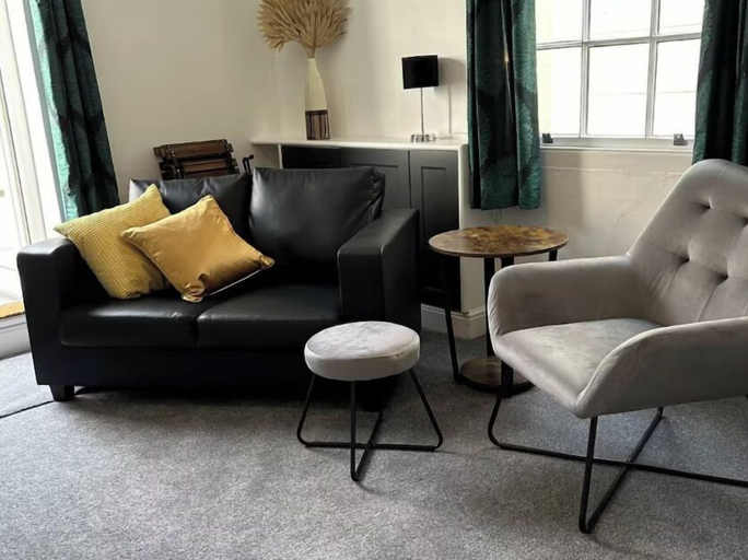 Others 5, Stunning 2 BD Apartment in Cheltenham, Gloucestershire