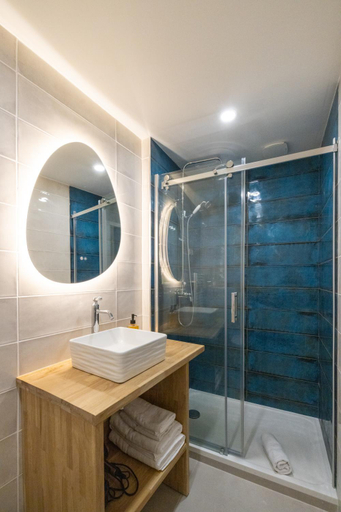 Bathroom 3, Hotel Barnea, Pyrénées-Atlantiques