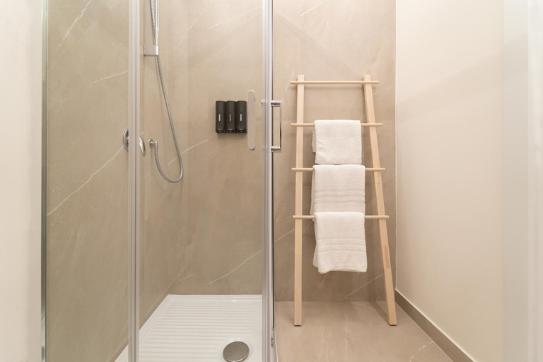 Bathroom 2, Kondo Maisons, Catania