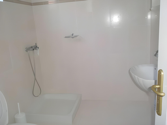 Bathroom 2, Haris Hotel Apartments and Suites, Epirus