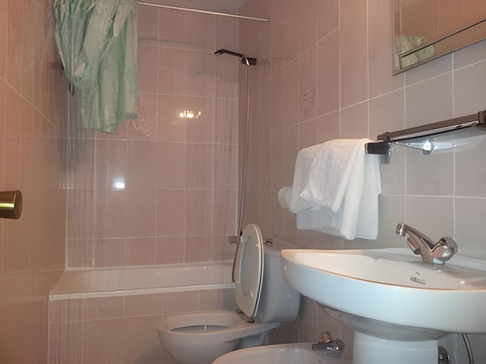 Bathroom 3, Hotel Azcona, Cantabria