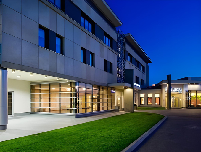 Exterior & Views