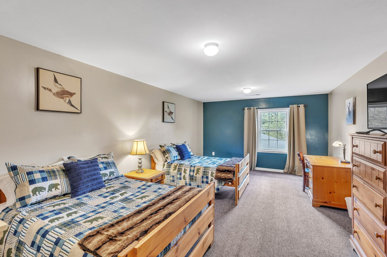 Green Goose Lodge - Studio Apt Sleeps 4 Condo, Erie