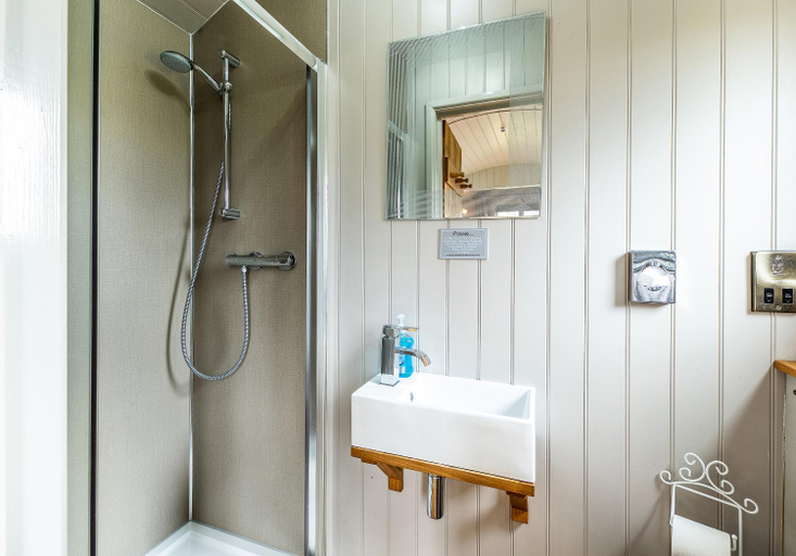 Bathroom 2, The Little John Petite Cosy Log Cabin - Sleeps 2, great for romantic breaks, couples, single guests,, Nottinghamshire