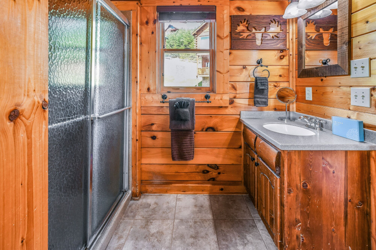 Bathroom 3, Extravagant View 3 Bedrooms 3 Bathrooms Cabin, Sevier