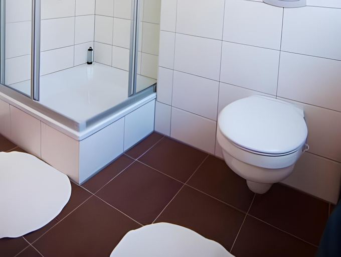 Bathroom 3, Wertschatzer III - Paulinenstr, Lippe