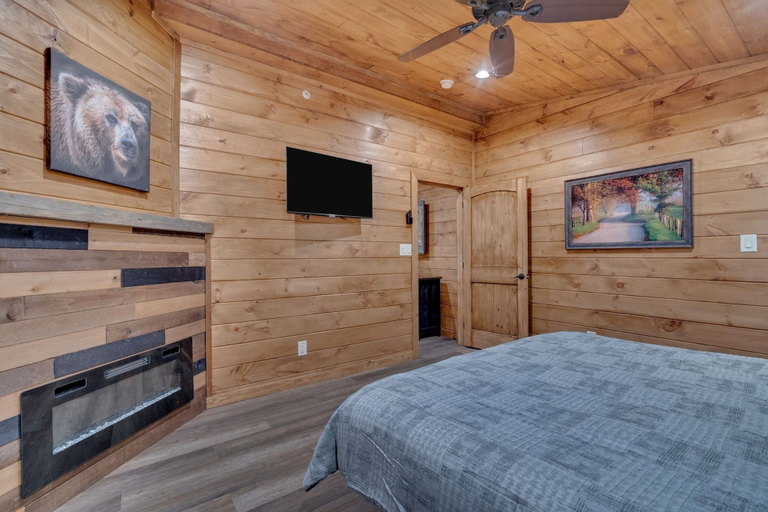 Bedroom 2, The Great Outdoors 5 Bedroom Cabin by RedAwning, Sevier