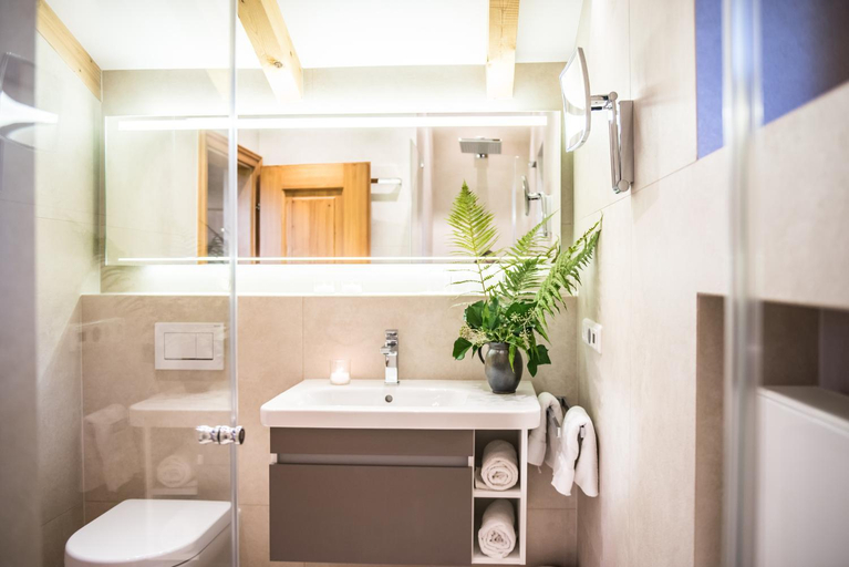 Bathroom 3, Haus Lesch - Stilvolle Appartements mit tollem Bergblick in Kreuth am Tegernsee, Miesbach