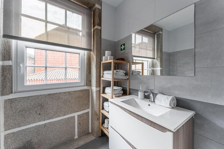 Bathroom 2, GuestReady - Modern Duplex, Neo-Classical Building, Porto
