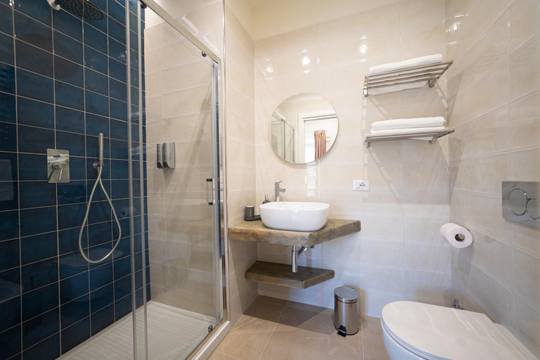 Bathroom 2, NUMISIA Guest House, Latina