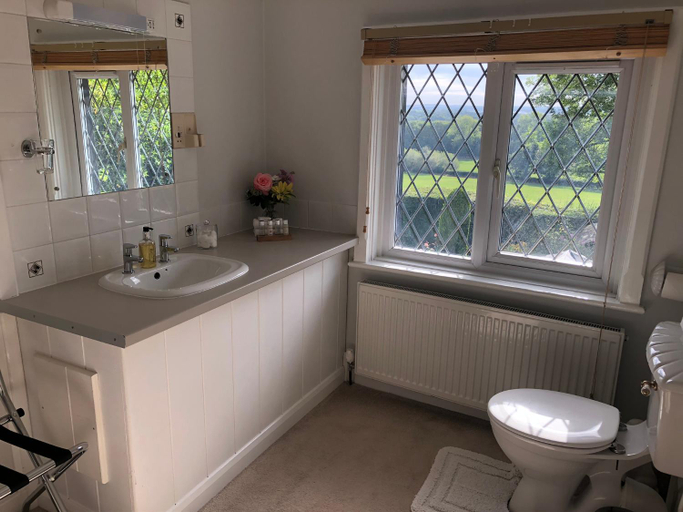 Bathroom 4, Trumbles Gatwick B&B, Peaceful Stay with Parking & Easy Airport Access, Surrey