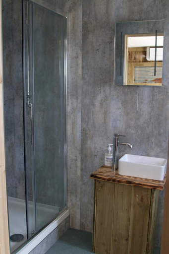 Bathroom 2, The Moo-tel at Moody Meadows, Ceredigion