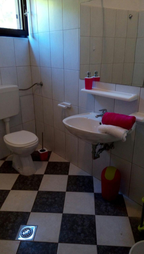 Bathroom 3, Apartments Lucija 2 min walk to the beach, Trogir