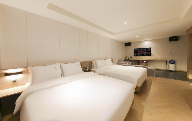 Bedroom 4, The Van Hotel, Gimhae