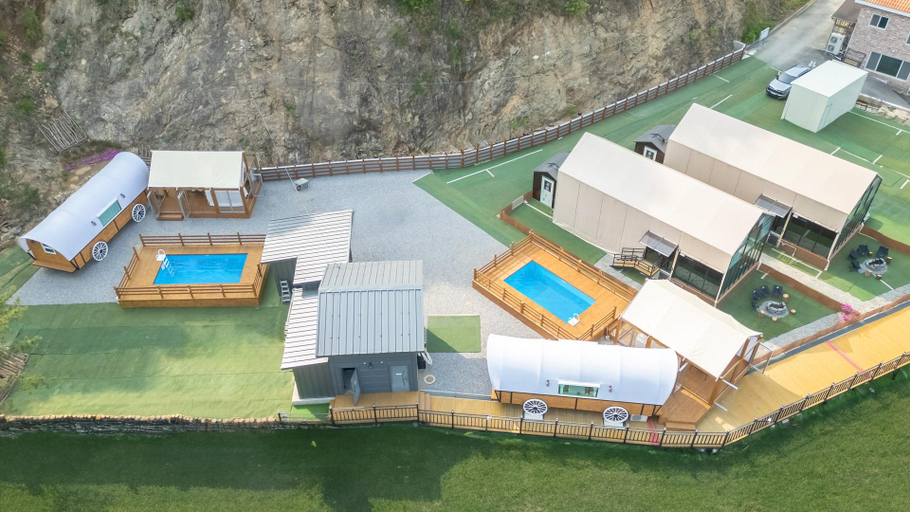 Exterior & Views