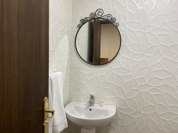 Bathroom 3, Hotel Meuble Parisien, Rabat