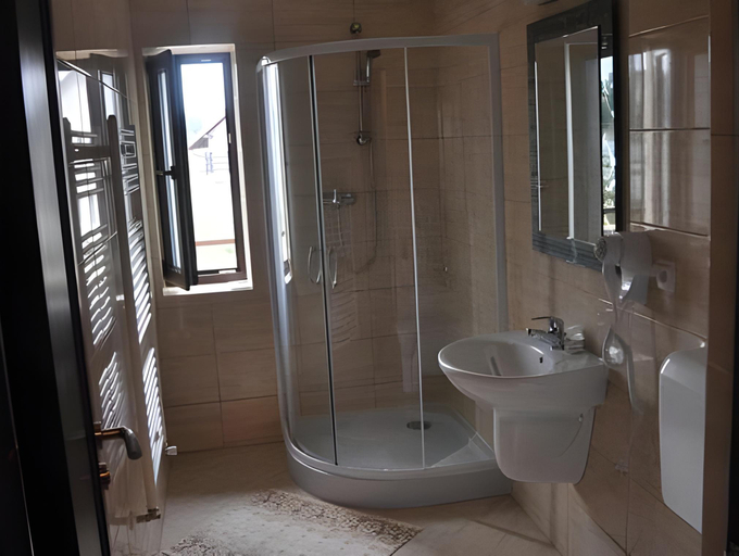 Bathroom 2, Curtea Bizantina, Scheia