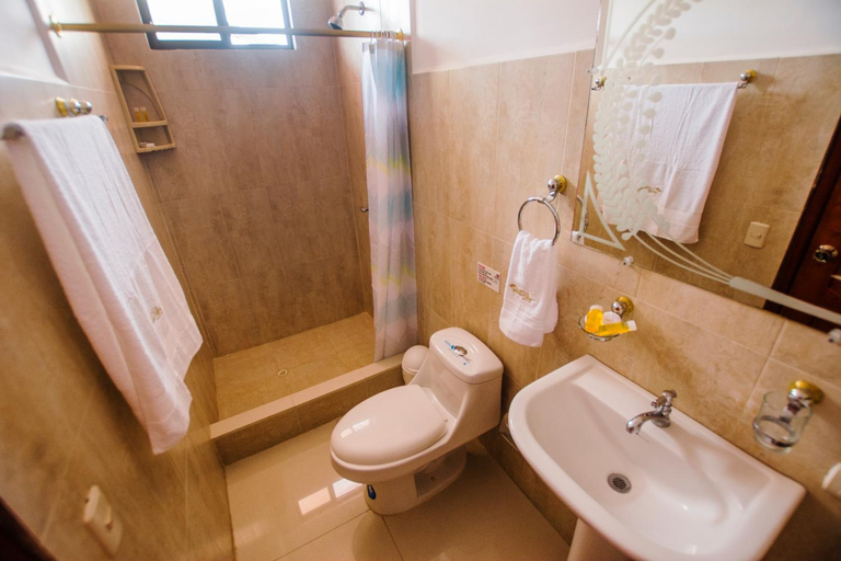 Bathroom 5, Hostal Suenos Silvestres, Santa Cruz