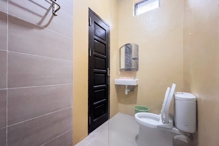 RedDoorz Syariah @ Homestay Haji Soma Makale - Tap to explore photos