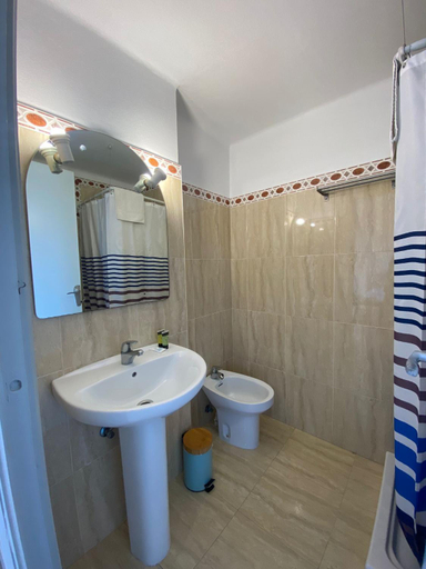 Bathroom 2, Hostal Santa Gemma, Barcelona