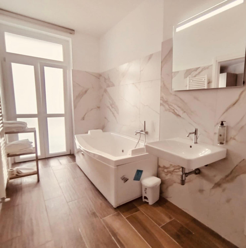 Bathroom 10