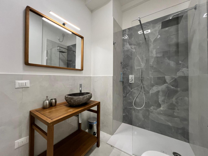 Bathroom 3, Frame of Verona Apartments, Verona