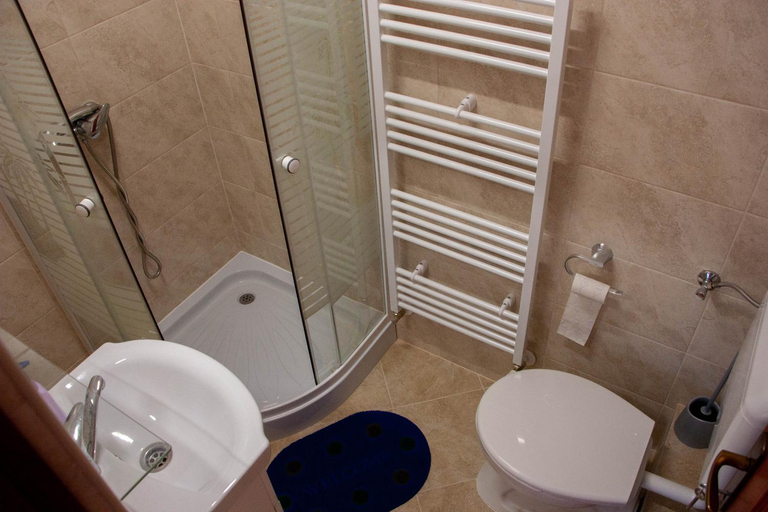 Bathroom, Nyiko Vendeghaz, Lupeni