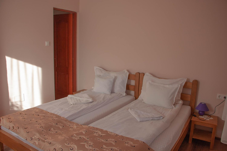Bedroom 2, Nyiko Vendeghaz, Lupeni