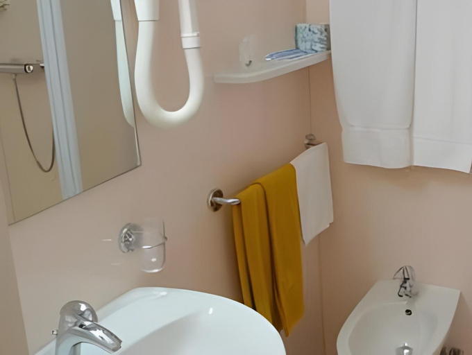 Bathroom 3, Albergo Centrale, Trento