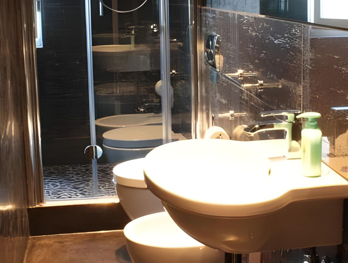 Bathroom 5, B&B Lounge, Fermo