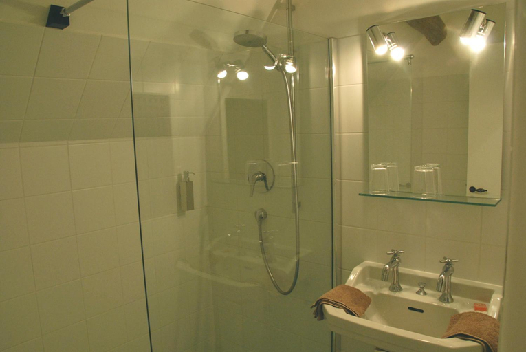 Bathroom 3, Le Pautonier, Orne
