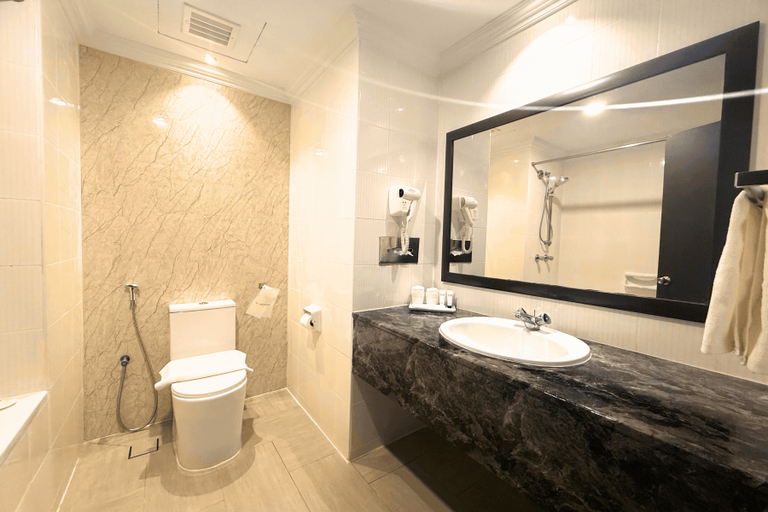 Bathroom 4, Howard Johnson by Wyndham Kuala Lumpur 118, Kuala Lumpur