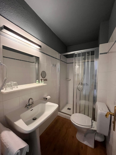Bathroom 2, Le Temeraire Hotel, Saône-et-Loire