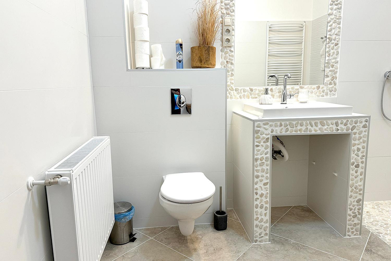Bathroom 3, Full 2BDR Garden House near to Downtown Metro Free Parking, Budapesti