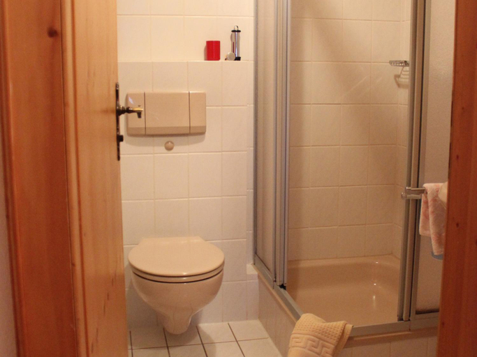 Bathroom 3, Gastehaus Kress - Chiemgau Karte, Traunstein
