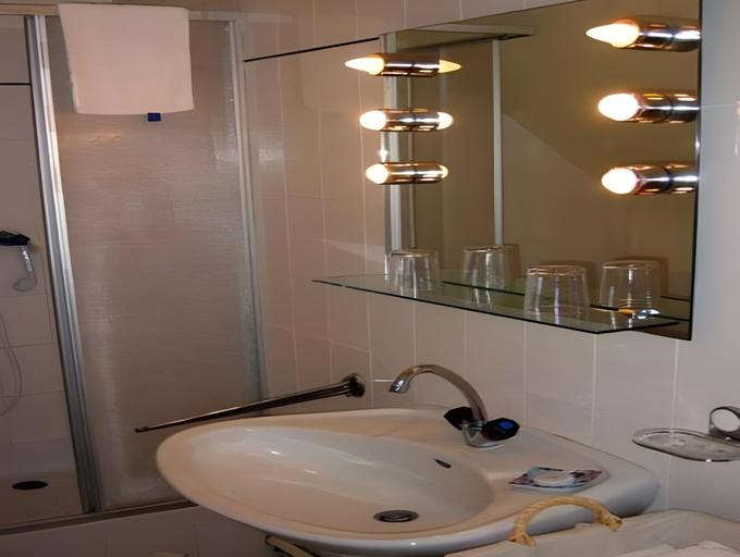 Bathroom 1, Logis de la Paqueraie, Indre-et-Loire