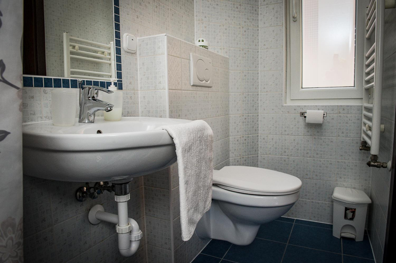 Bathroom 2, Ketkerek Vendeghaz - a matrai szallas, Gyöngyös