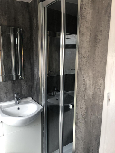 Bathroom 5, Leecliff Guest House, Blackpool