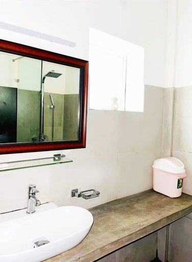 Bathroom 2, Grand Rockland Hotel, Matara Four Gravets