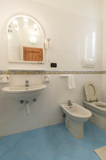 Bathroom 3, Victoria Park Resort, Napoli