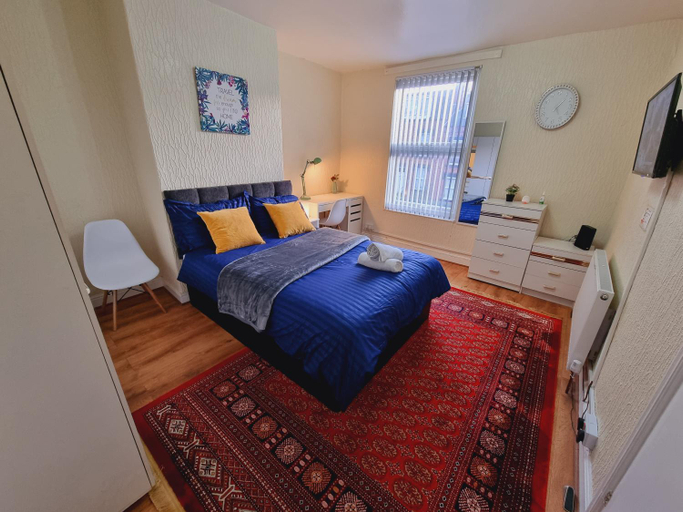 Others 2, Bright sunny, double bed with garden, TV and Wi-Fi, Leeds