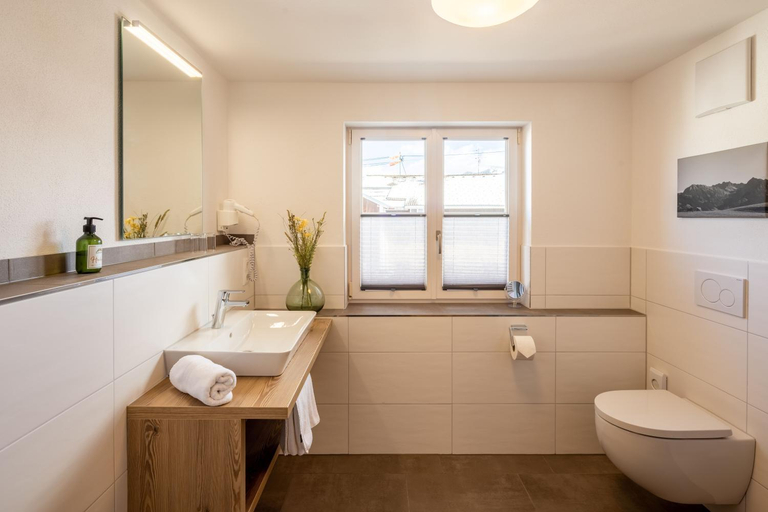 Bathroom 3, Riedbergerhorn - Gasthof & Ferienwohnungen in Bolsterlang, Oberallgäu