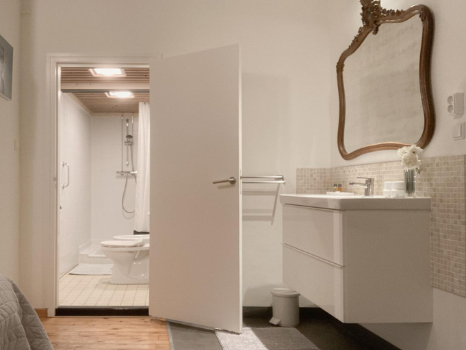 Bathroom 2, Besselaar Apartments, Maastricht