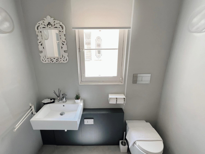 Bathroom 5, THE ARTIST'S LOFT