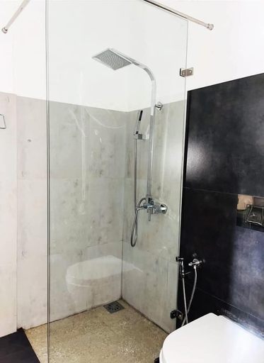 Bathroom 5, Grand Rockland Hotel, Matara Four Gravets